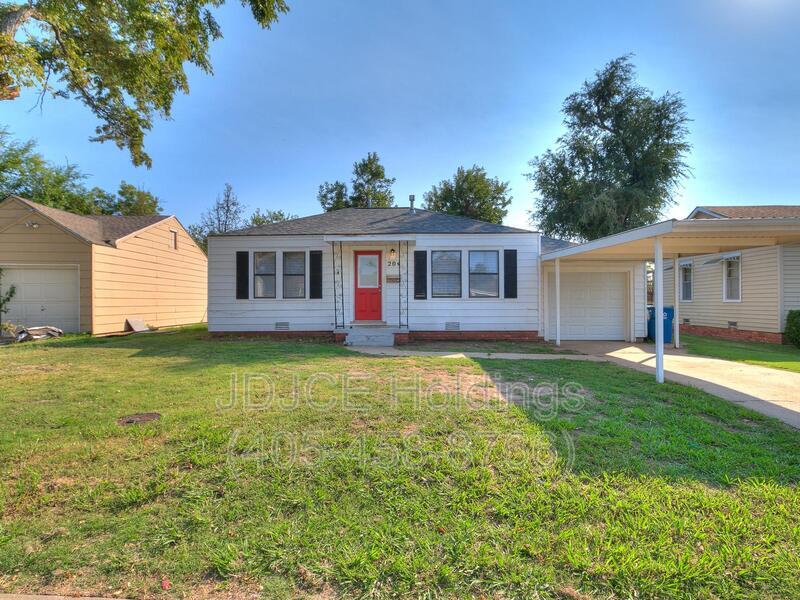 204 E Douglas Dr in Midwest City, OK - Foto de edificio