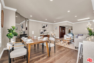 2219 S Bentley Ave in Los Angeles, CA - Building Photo - Building Photo