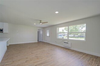 372 Park Ln Dr in North Fort Myers, FL - Building Photo - Building Photo