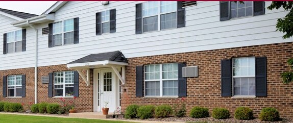 Parkridge Apartments in Grafton, WI - Building Photo