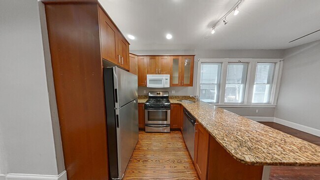 735 Parker St in Boston, MA - Foto de edificio - Building Photo