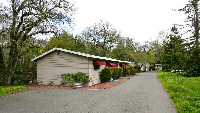 1365 Dawn Hill Rd in Glen Ellen, CA - Foto de edificio - Building Photo