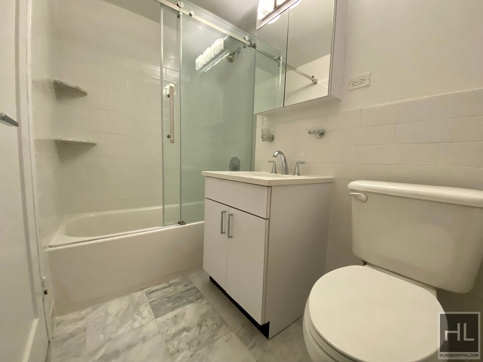 E 16 ST in New York, NY - Building Photo