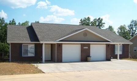 15519 Trailside Ln in St. Robert, MO - Building Photo