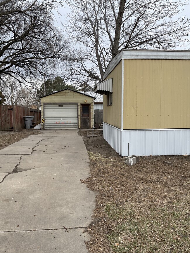 201 E 5th St in Ellinwood, KS - Building Photo - Building Photo