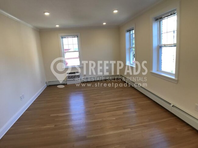 38 Harris St in Brookline, MA - Building Photo - Building Photo