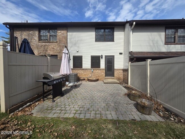 92 Village Green Way in Hazlet, NJ - Foto de edificio - Building Photo