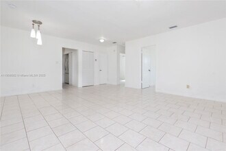 142 NW 43rd Pl in Miami, FL - Building Photo - Building Photo