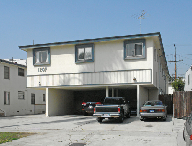 1207 S Holt Ave in Los Angeles, CA - Building Photo - Building Photo