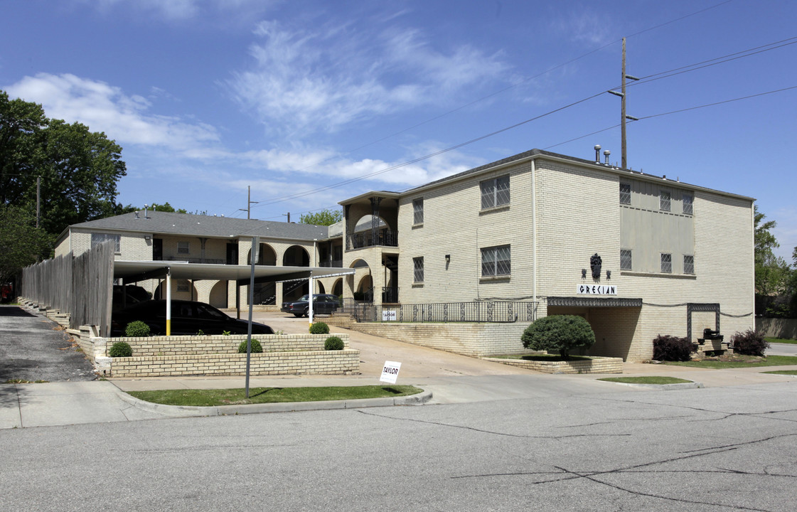 Grecian Apartments in Tulsa, OK - Building Photo