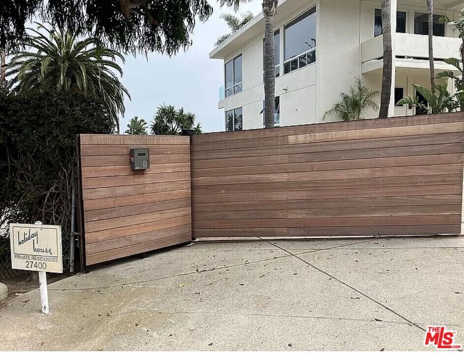 27400 Pacific Coast Hwy in Malibu, CA - Building Photo