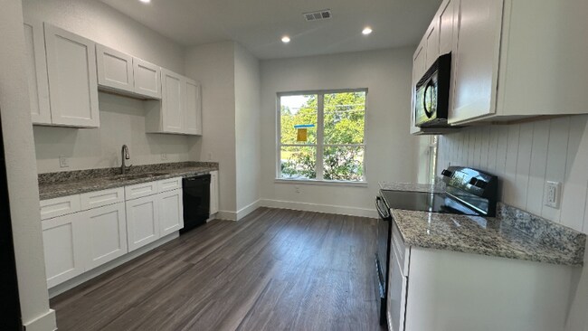 102 7th St SW-Unit -2 in Paris, TX - Building Photo - Building Photo