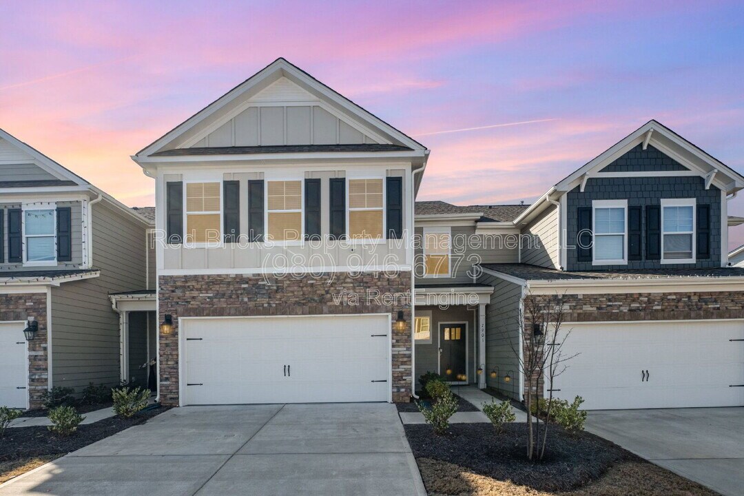 7901 Iron Rd in Lake Norman of Catawba, NC - Foto de edificio