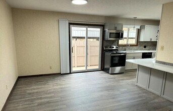 1911 Glendale Rd in Salina, KS - Foto de edificio - Building Photo