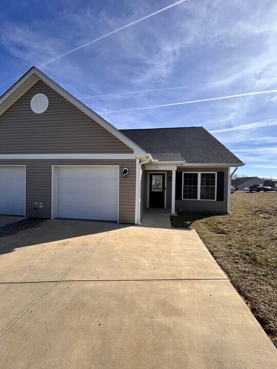 5 Jackmia Way in Staunton, VA - Building Photo