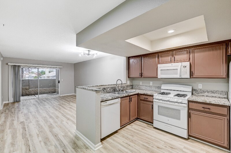 8070 W Russell Rd in Las Vegas, NV - Building Photo