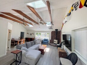 25 Theroux Dr in East Falmouth, MA - Foto de edificio - Building Photo