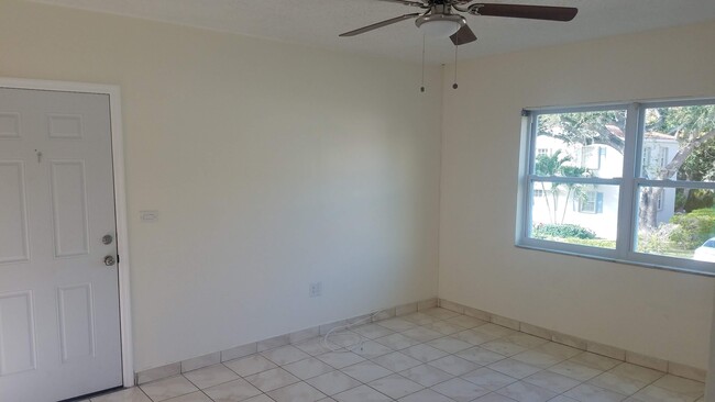 3762 SW 27th St, Unit 2 in Miami, FL - Foto de edificio - Building Photo