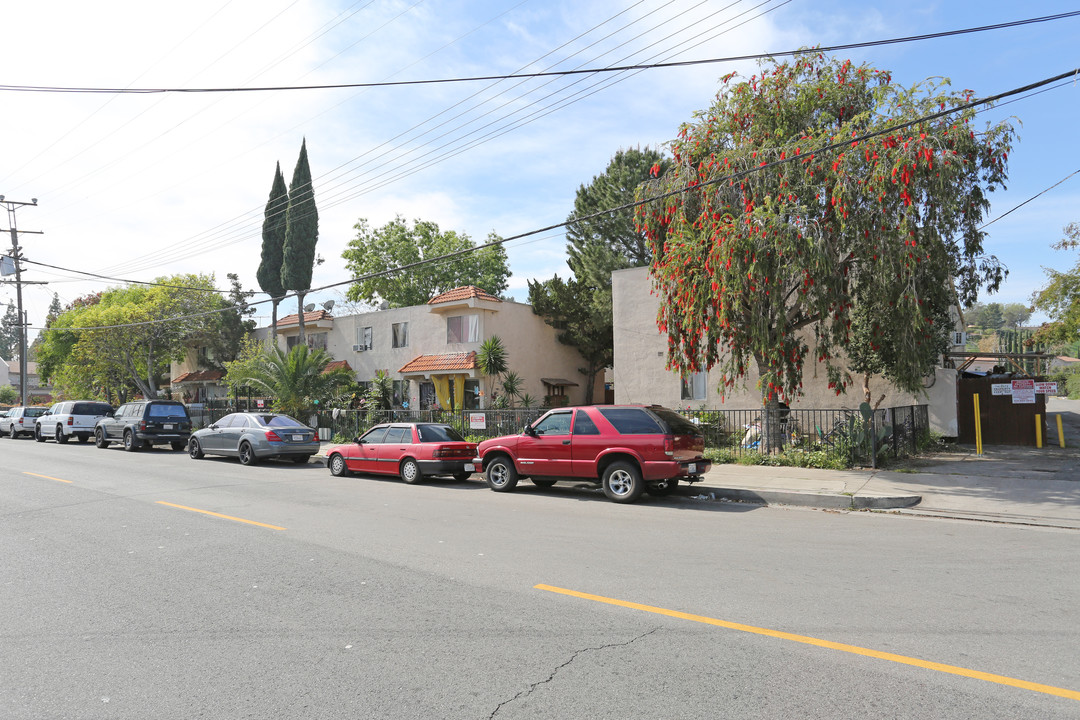 9015 Owensmouth Ave in Canoga Park, CA - Building Photo