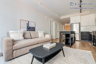 4924 St Elmo Ave in Bethesda, MD - Foto de edificio - Building Photo