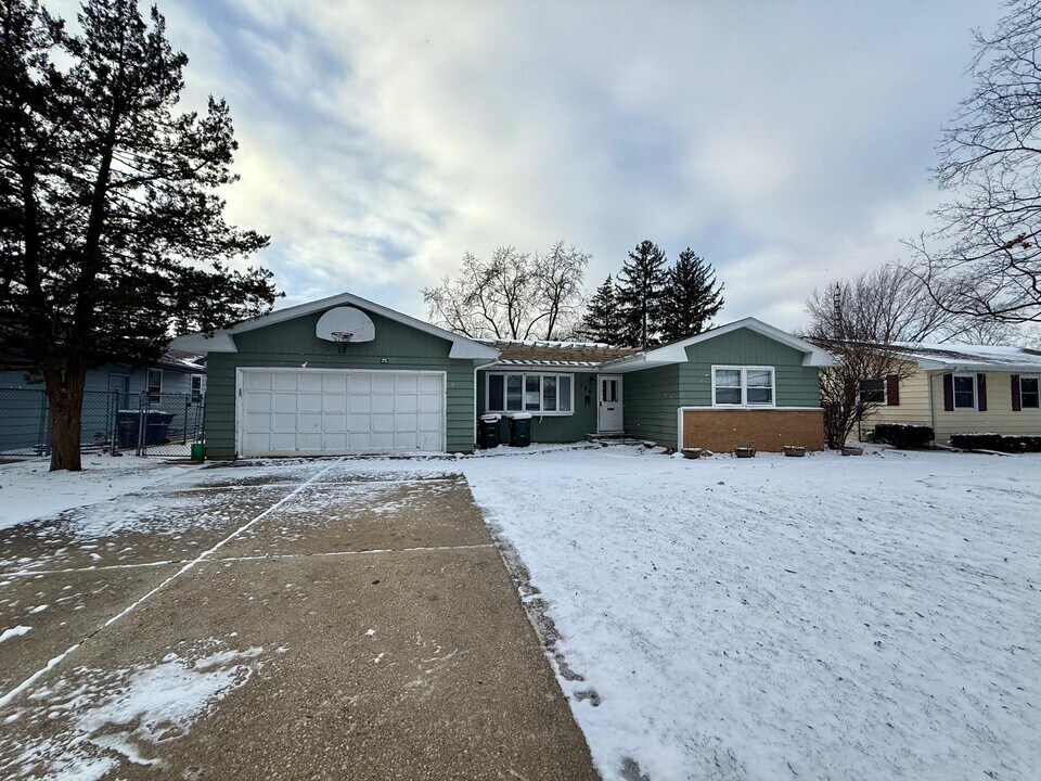 746 N Glenwood Pl in Aurora, IL - Building Photo