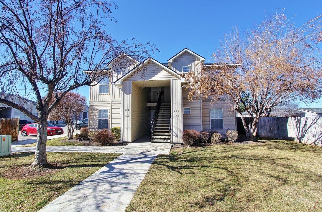 11840 Cloverbrook Ln in Boise, ID - Building Photo