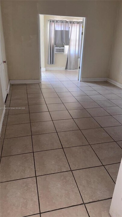 2614 SW 8th St in Miami, FL - Foto de edificio