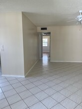236 Sheffield J in West Palm Beach, FL - Foto de edificio - Building Photo