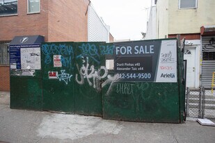 67-11 Roosevelt Ave in Woodside, NY - Building Photo