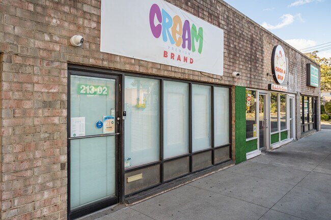 Bayside Plaza in Bayside, NY - Building Photo - Building Photo