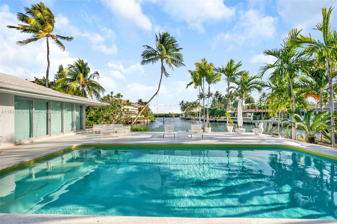 250 Knollwood Dr in Key Biscayne, FL - Foto de edificio