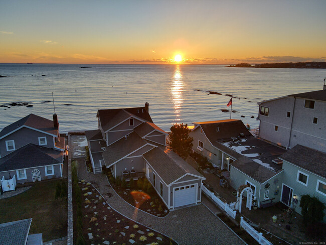 29 Sagamore Cove Rd in Branford, CT - Foto de edificio - Building Photo