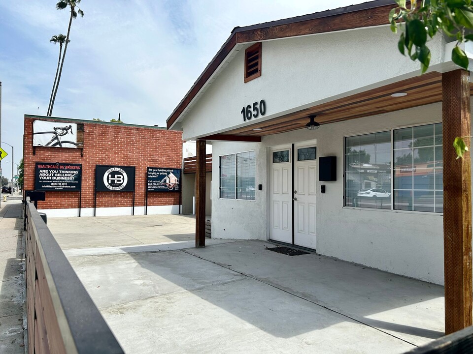 1650 E Walnut St in Pasadena, CA - Foto de edificio