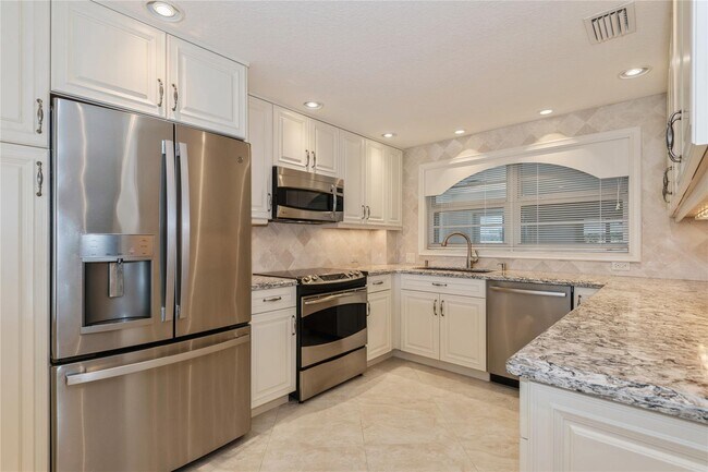 5100 Bayview Dr, Unit 403 in Fort Lauderdale, FL - Building Photo - Building Photo