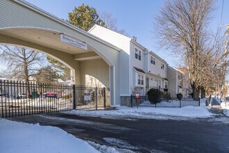 Roberto Clemente Condominium in Bridgeport, CT - Foto de edificio - Building Photo
