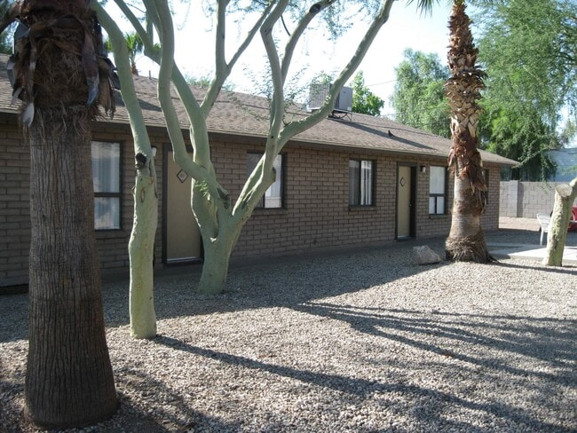 Yale Court in Phoenix, AZ - Building Photo - Building Photo