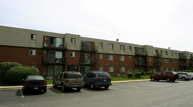 Fairway Greens Apartments in Wheeling, IL - Building Photo - Building Photo