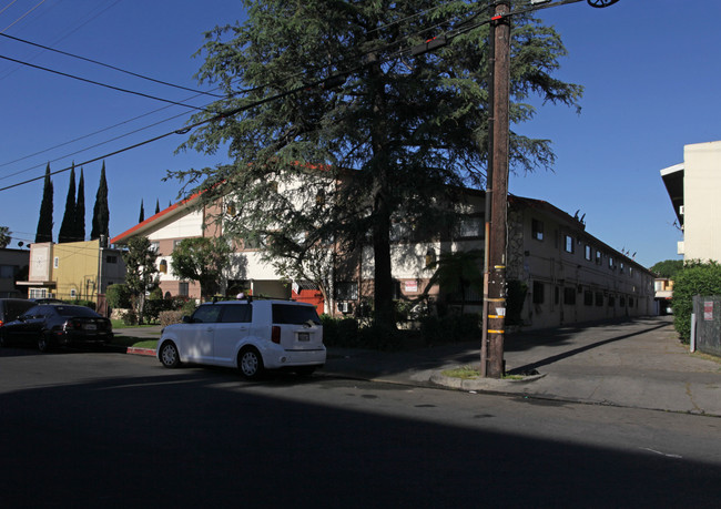 8749 Tobias Ave in Panorama City, CA - Foto de edificio - Building Photo