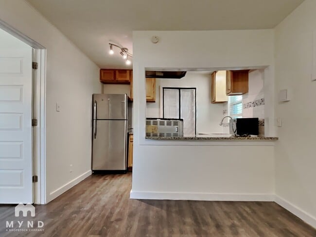 1604 Parker Ln, Unit B in Austin, TX - Foto de edificio - Building Photo