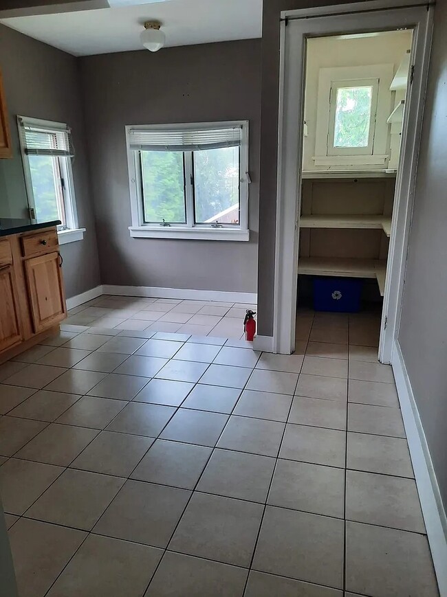 37 Varden St, Unit Up in Rochester, NY - Foto de edificio - Building Photo