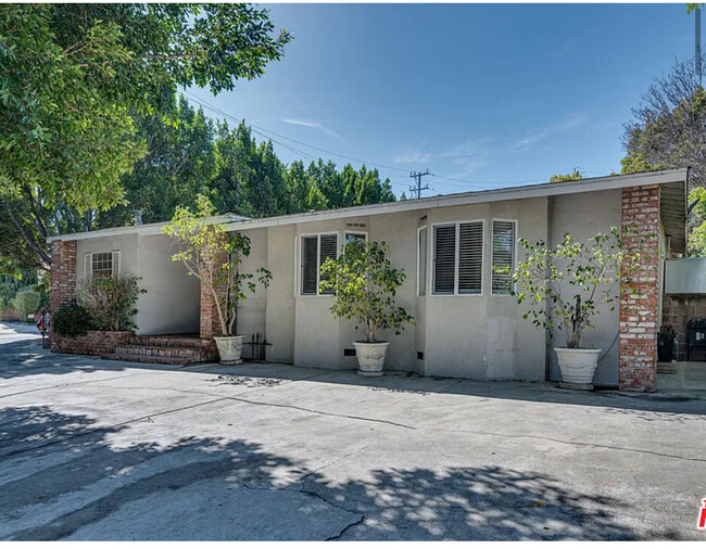 property at 4833 Alcove Ave