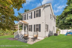 373 W Park Ave in Ocean Township, NJ - Building Photo