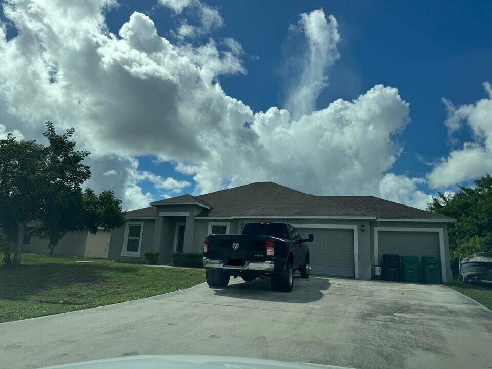 950 SW Nichols Terrace in Port St. Lucie, FL - Building Photo