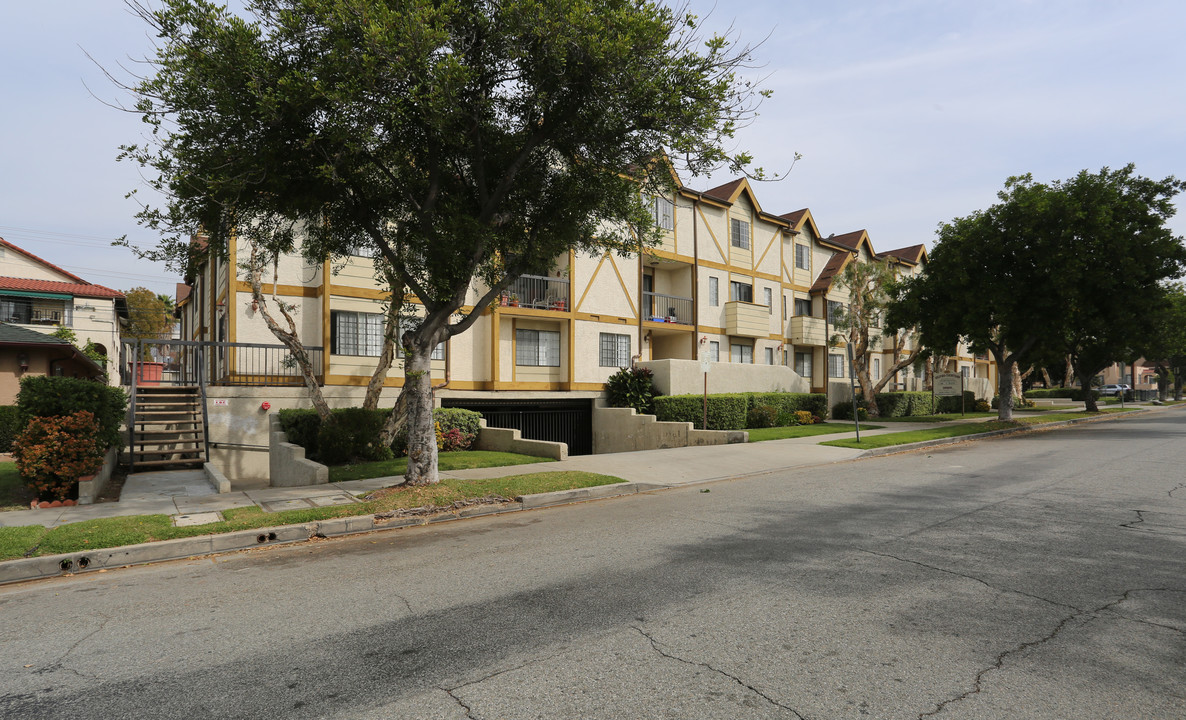 615-621 Milford St in Glendale, CA - Building Photo