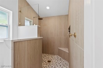5054 Eclipse Ct in Naples, FL - Foto de edificio - Building Photo