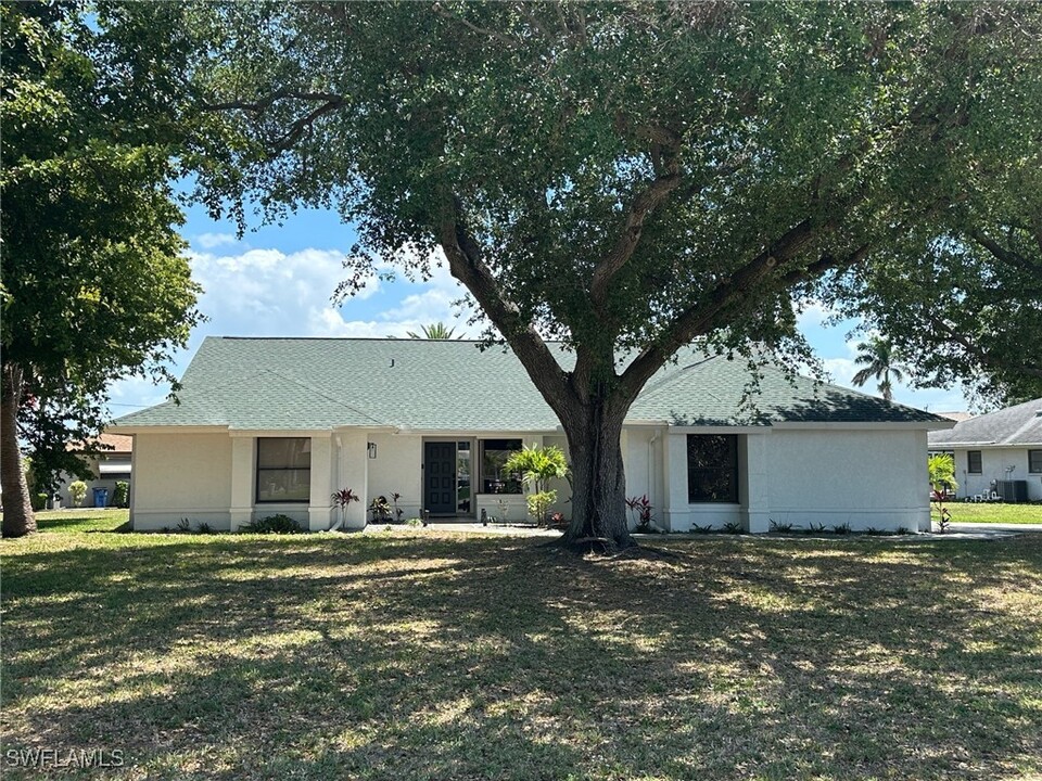 3705 SE 18th Pl in Cape Coral, FL - Building Photo