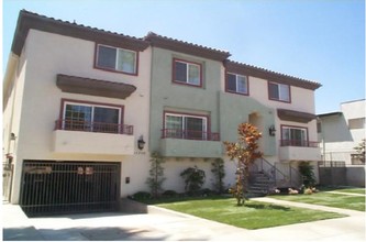 Courtyard Townhomes in Van Nuys, CA - Building Photo - Building Photo