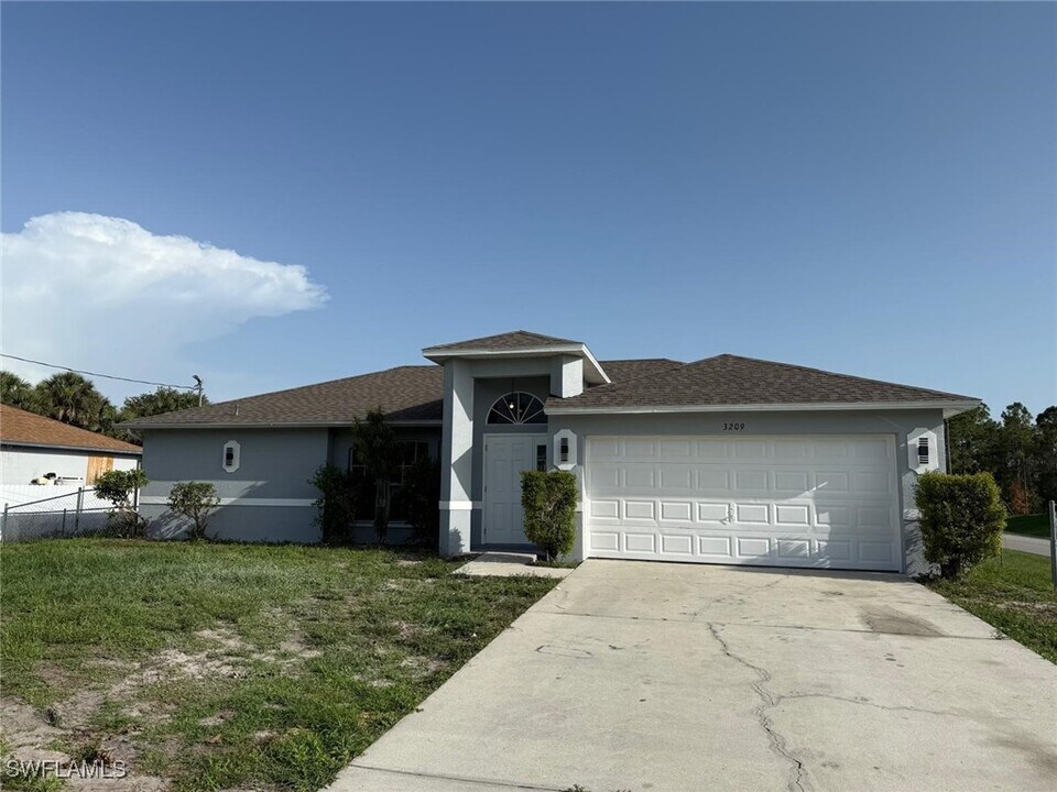 3209 40th St SW in Lehigh Acres, FL - Building Photo