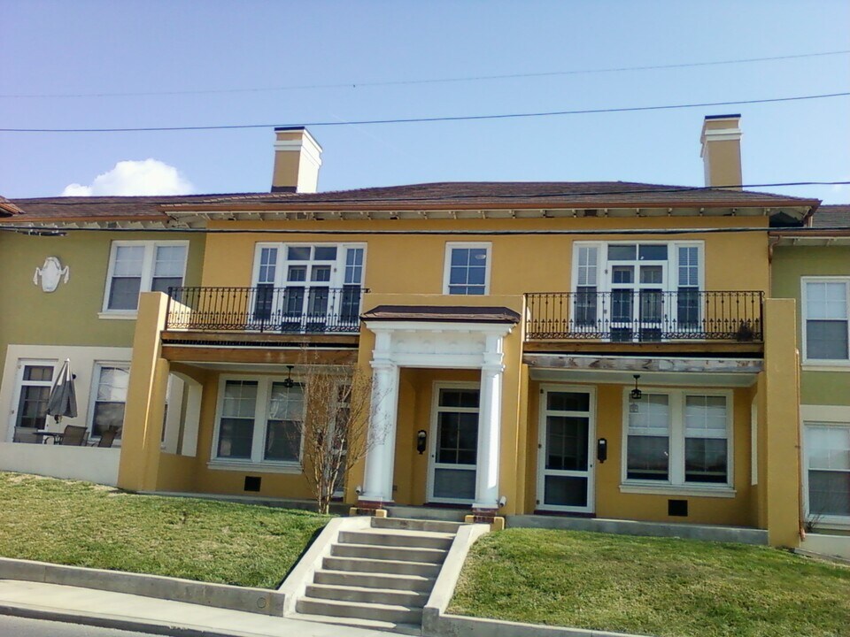 700 N Roan St in Johnson City, TN - Building Photo