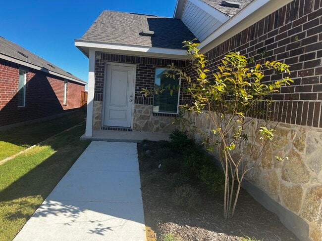 2057 Sulky Ln in Aubrey, TX - Building Photo - Building Photo